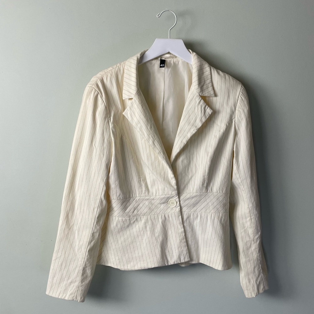Cream w Gold Pinstripe Women’s Blazer / Size 42